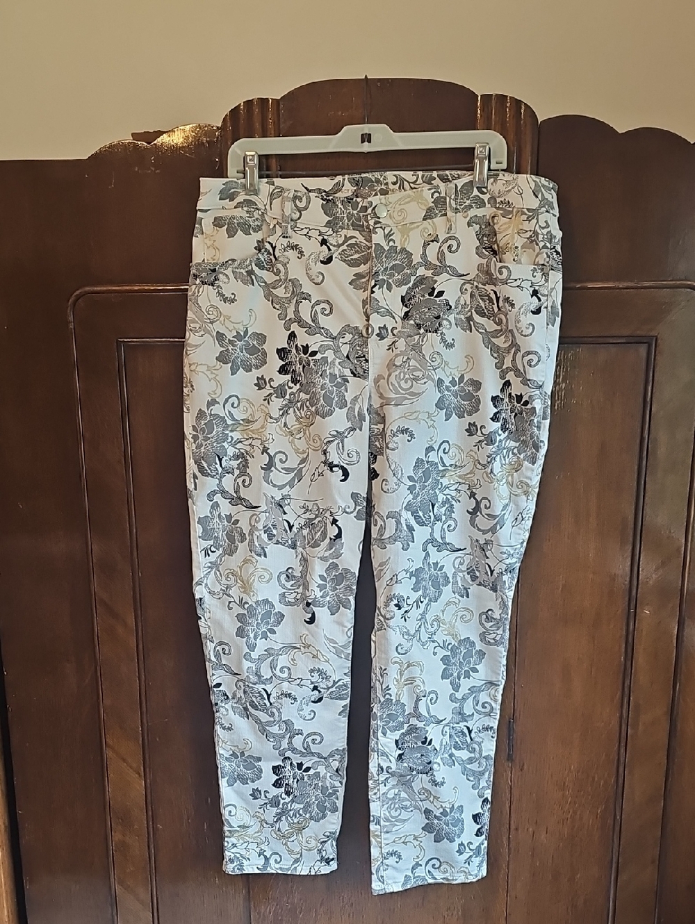 Chicos Floral Scroll Print Ankle Pants in White, Gray, and Gold
